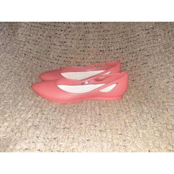 CROCS-Rio-Salmon Pink Flats-Pointed Toe-Side Cut-Outs-Sz 8-Excellent - Picture 2 of 7